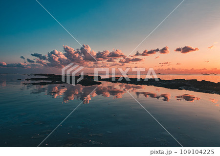 鵜ノ崎海岸 水面に映る夕焼け 秋田県男鹿市 男鹿半島 鵜ノ崎海岸 水面に映る夕焼け 秋田県男鹿市 男鹿半島 109104225
