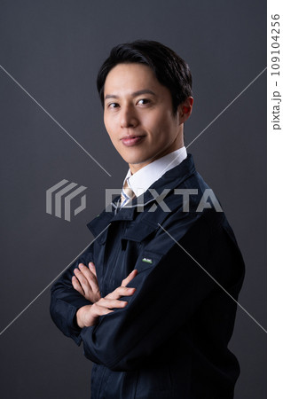 作業服のミドルの男性 作業服のミドルの男性 109104256