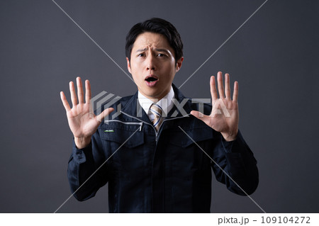 作業服のミドルの男性 109104272