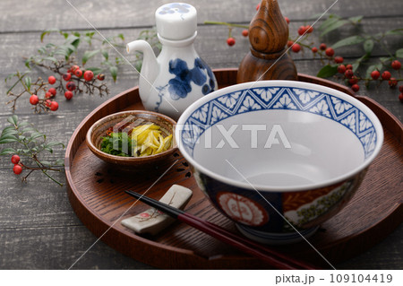 年越しそばの盛り付け前 年越しそばの盛り付け前 109104419