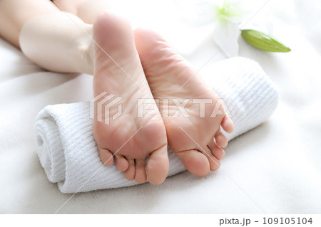 女性の足　フットケアイメージ 109105104