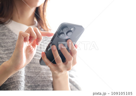 スマホを使う女性 スマホを使う女性 109105105