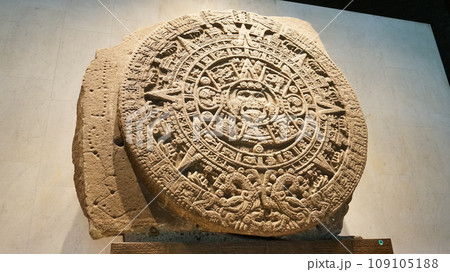 アステカ文明の暦を図形化した太陽の石【メキシコシティ】 109105188