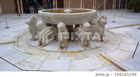 ライオンの中庭、12頭のライオン像が水盤を支えている噴水【スペイン・グラナダ】 109105299