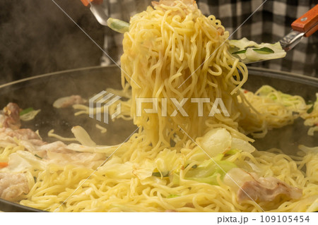 焼きそば　麺を炒める 109105454