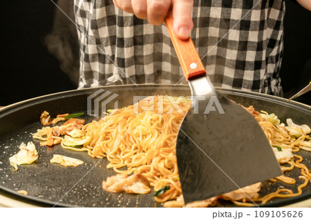 焼きそば　ソースをかける 109105626