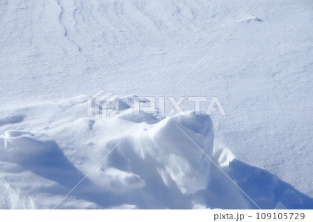 北海道　真冬の大津海岸の風雪紋 109105729