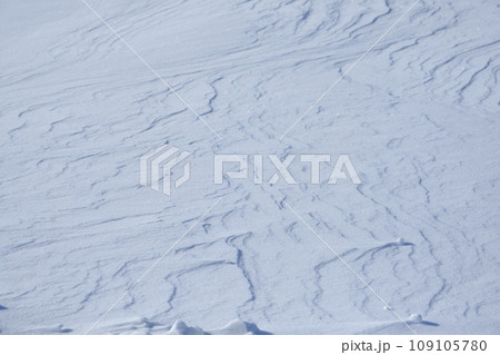 北海道　真冬の大津海岸の風雪紋 109105780