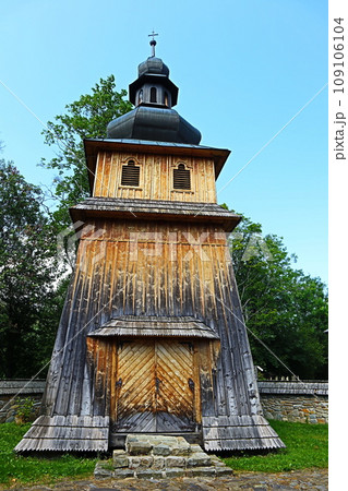 ポーランド、フンダチャナロドワ・スカンセンの木造教会 109106104