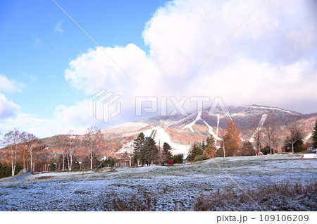 トマム紅葉と初雪 109106209