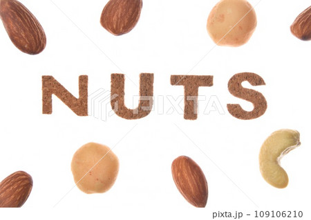 nutsという文字とナッツの俯瞰写真 109106210