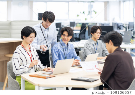 オフィスで会議をする若い男女のエンジニア オフィスで会議をする若い男女のエンジニア 109106657
