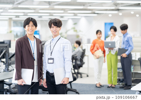 オフィスで会議をする若い男女のエンジニア オフィスで会議をする若い男女のエンジニア 109106667