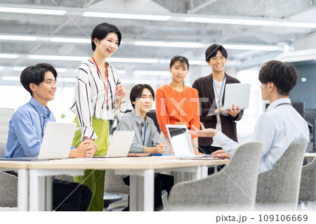 オフィスで会議をする若い男女のエンジニア 109106669