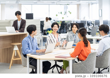 オフィスで会議をする若い男女のエンジニア 109106676