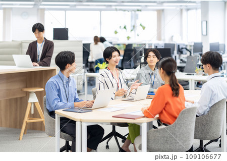 オフィスで会議をする若い男女のエンジニア オフィスで会議をする若い男女のエンジニア 109106677