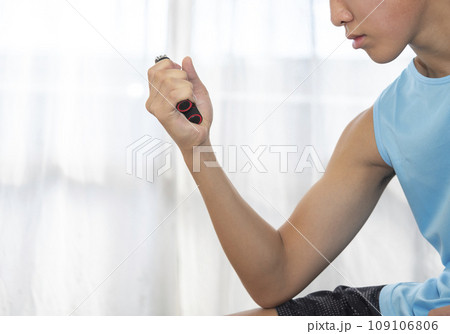 ハンドグリップで握力を鍛える10代の男性の腕 109106806