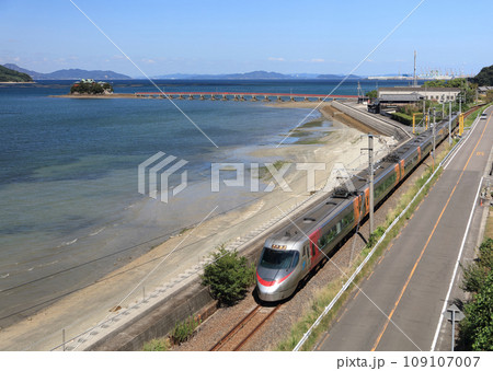 瀬戸内を走るJR予讃線の特急と香川県三豊市三野町の海上に浮かぶ子供の守り神「津嶋神社」 109107007