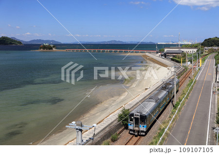 瀬戸内を走るJR予讃線の普通列車と香川県三豊市三野町の海上に浮かぶ子供の守り神「津嶋神社」 109107105