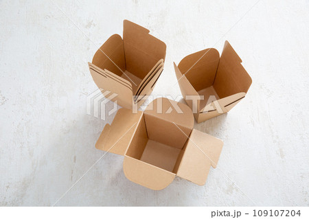 ドギーバッグ、たくさんの種類の持ち帰り用の容器 109107204