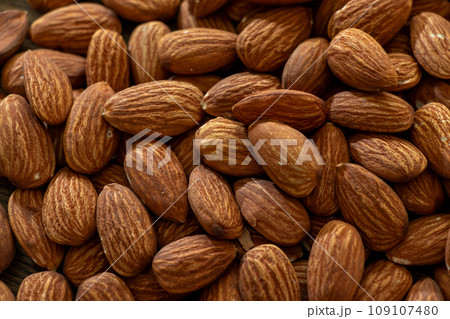 たくさんのアーモンド 109107480