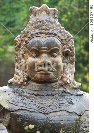 世界遺産アンコールワットは、アンコールトムを守る阿修羅像たち 109107499