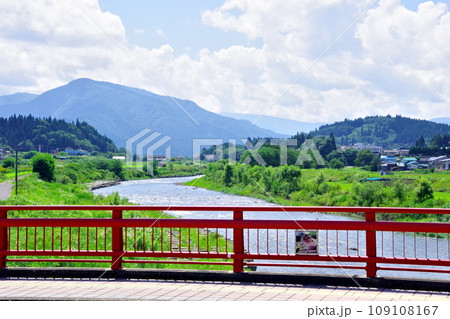 中の橋から見た平川の穏やか風景 109108167