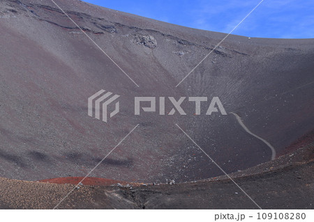 晩秋の宝永火山へ富士山五合目から向かう 晩秋の宝永火山へ富士山五合目から向かう 109108280