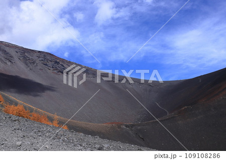 晩秋の宝永火山へ富士山五合目から向かう 109108286
