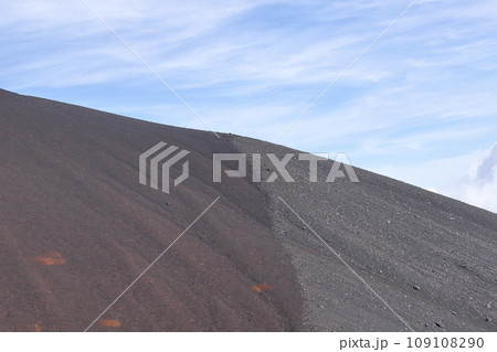 晩秋の宝永火山へ富士山五合目から向かう 晩秋の宝永火山へ富士山五合目から向かう 109108290