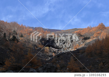 晩秋の宝永火山へ富士山五合目から向かう 晩秋の宝永火山へ富士山五合目から向かう 109108293