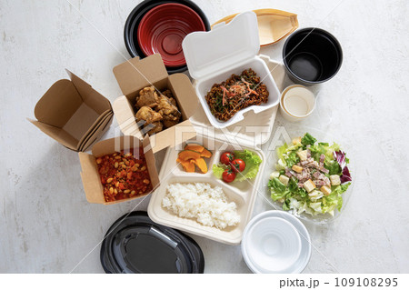 ドギーバッグ、料理を詰めたランチボックス 109108295