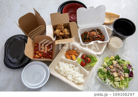 ドギーバッグ、料理を詰めたランチボックス 109108297