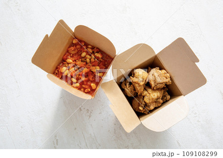 ドギーバッグ、料理を詰めたランチボックス ドギーバッグ、料理を詰めたランチボックス 109108299