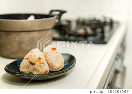キッチンに置かれた混ぜご飯のおにぎり キッチンに置かれた混ぜご飯のおにぎり 109108547
