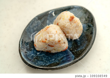 混ぜご飯のおにぎり2個 109108549