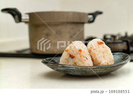 混ぜご飯のおにぎり 109108551