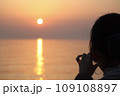 夕陽を眺める女性 109108897