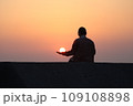 夕陽遊びをする女性 109108898