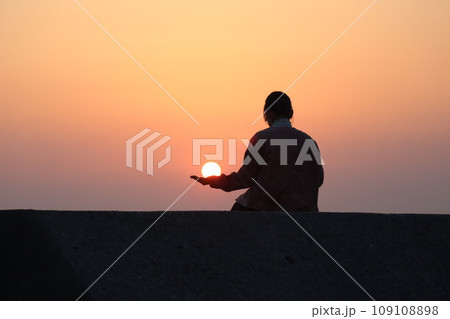 夕陽遊びをする女性 夕陽遊びをする女性 109108898