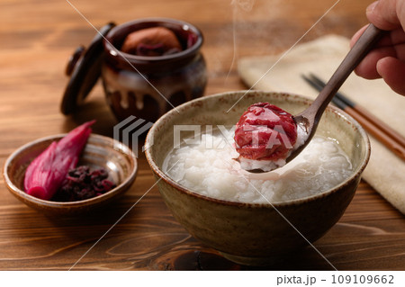 梅干しを入れたおかゆ（梅がゆ） 109109662