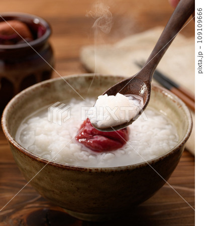 梅干しを入れたお粥(梅がゆ) 梅干しを入れたお粥(梅がゆ) 109109666