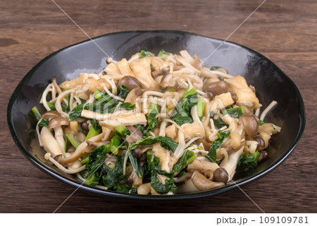 キノコと油揚げと高菜の炒め物のアップ キノコと油揚げと高菜の炒め物のアップ 109109781