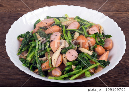 キノコとソーセージと小松菜の炒め物のアップ 109109792