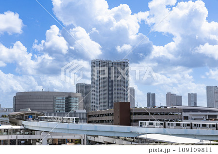 豊洲市場前交差点と連続立体交差する新交通ゆりかもめ 109109811