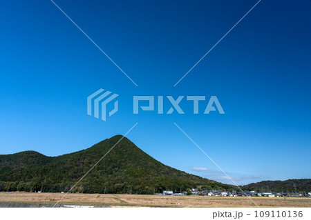 快晴の秋空と三上山 快晴の秋空と三上山 109110136