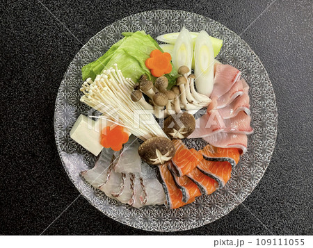 日本の和食 鍋料理の海鮮しゃぶしゃぶの具材 日本の和食 鍋料理の海鮮しゃぶしゃぶの具材 109111055