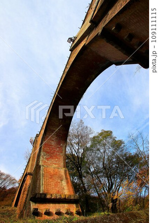 碓氷川に架かる煉瓦造りの美しい4連アーチ橋… 碓氷峠の『めがね橋』【旧線・碓氷第三橋梁】 109111115