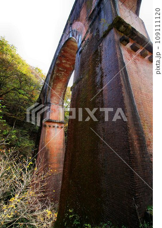 碓氷川に架かる煉瓦造りの美しい4連アーチ橋… 碓氷峠の『めがね橋』【旧線・碓氷第三橋梁】 109111120