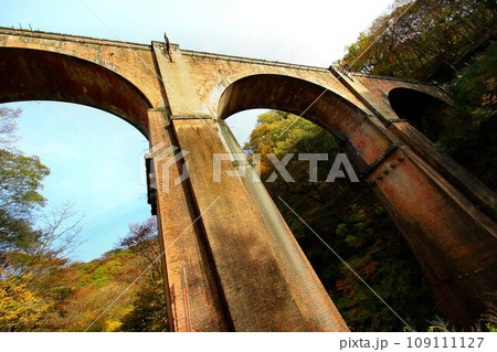 碓氷川に架かる煉瓦造りの美しい4連アーチ橋… 碓氷峠の『めがね橋』【旧線・碓氷第三橋梁】 109111127